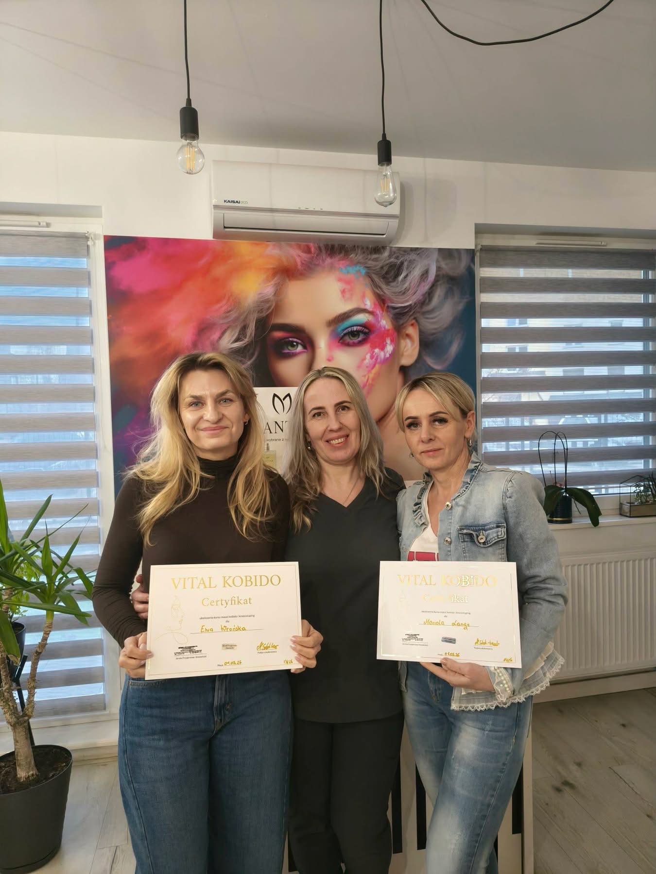 Kursantki z certyfikatami Kobido